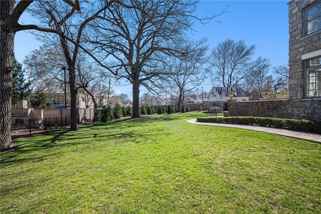 901 W 38th Street — photo 25
