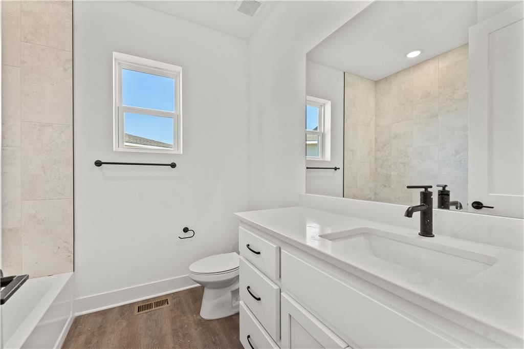 8100 N Sycamore Avenue — photo 5
