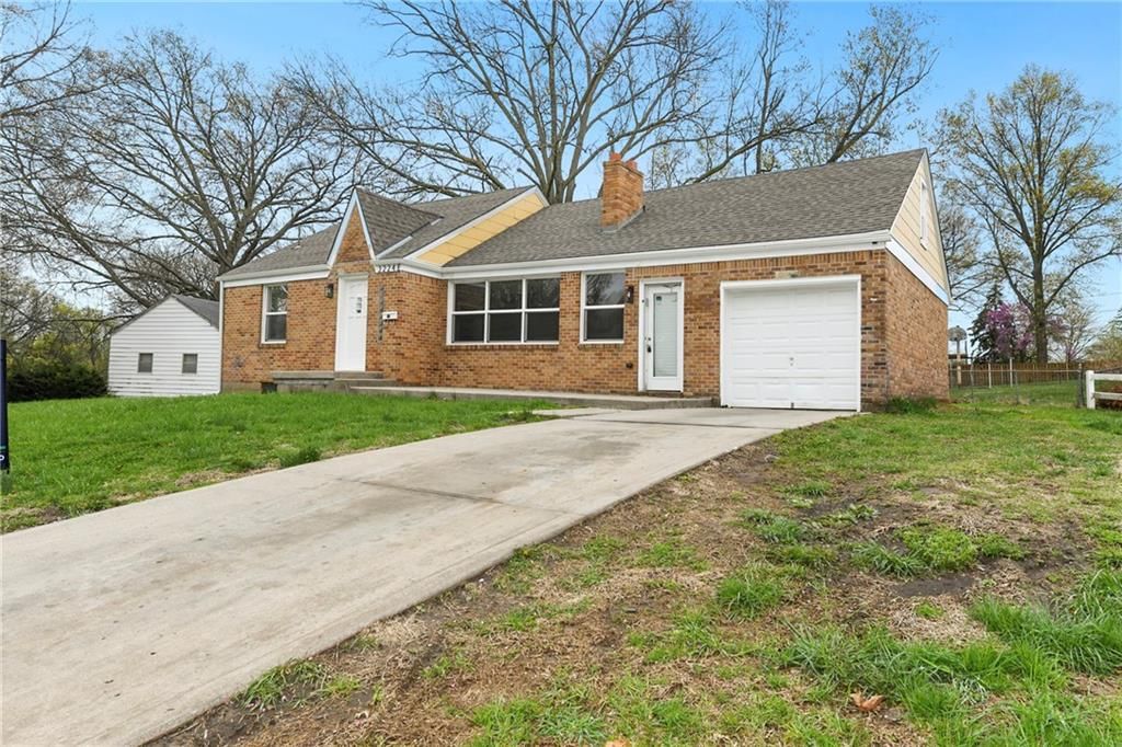 Photo 3 of 19 - 3224 E Barker Circle