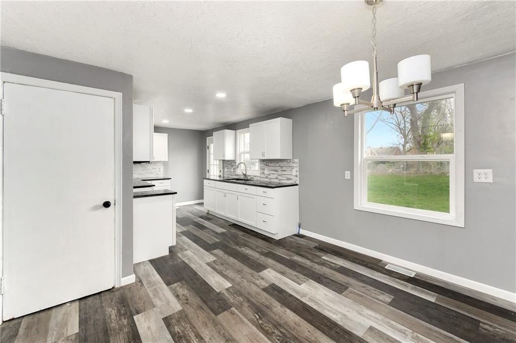 Photo 4 of 19 - 3224 E Barker Circle