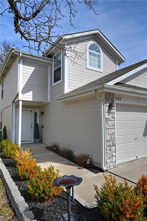 1323 NW Hidden Ridge Circle — photo 32