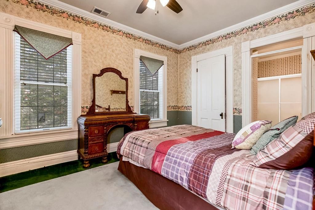 510 E Chippewa Street — photo 39