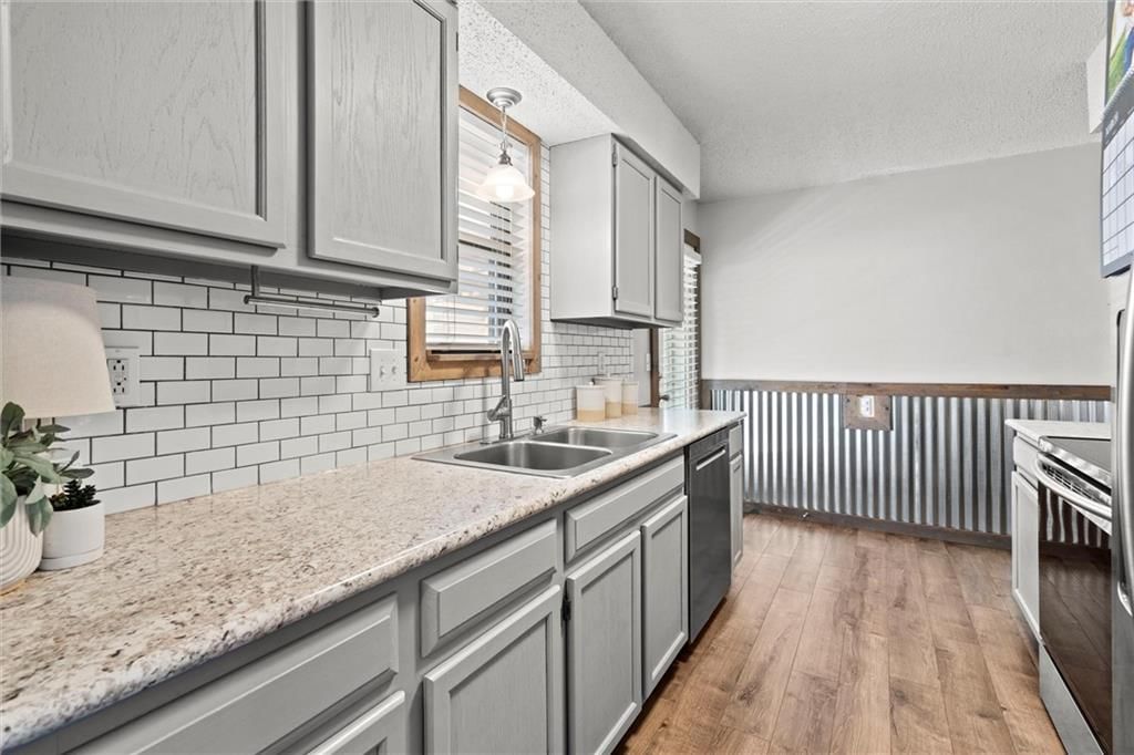 Photo 11 of 29 - 1415 Andrew Street