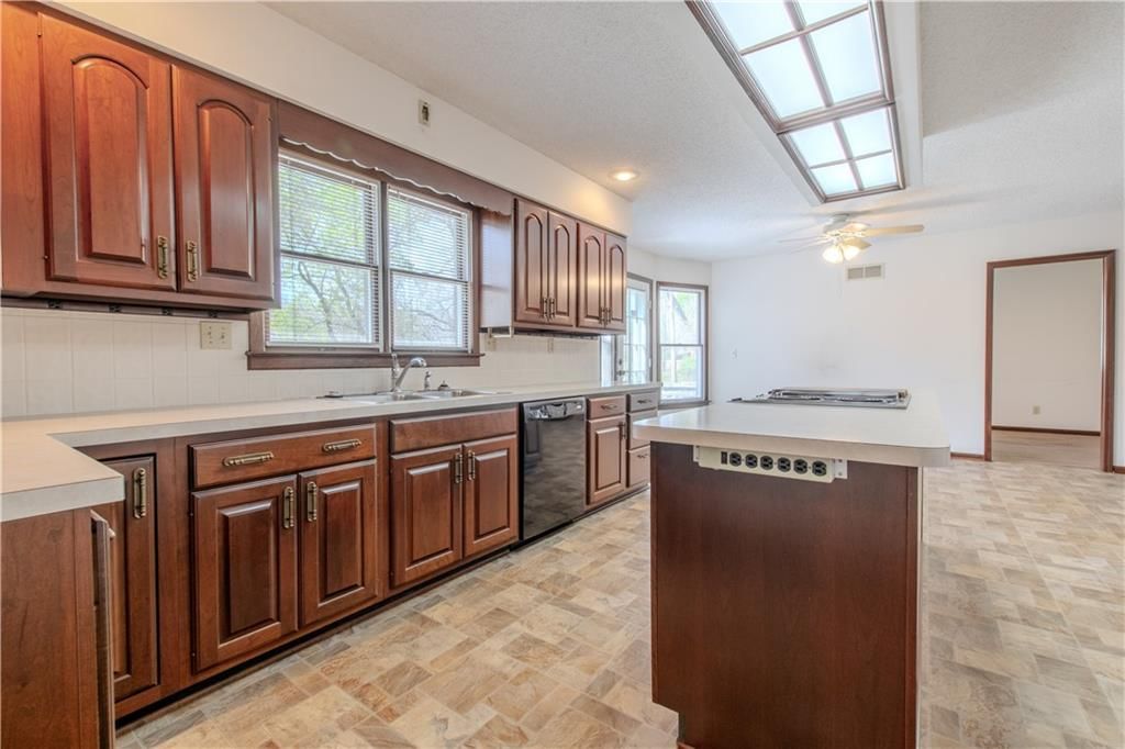 13816 Belmont Avenue — photo 25