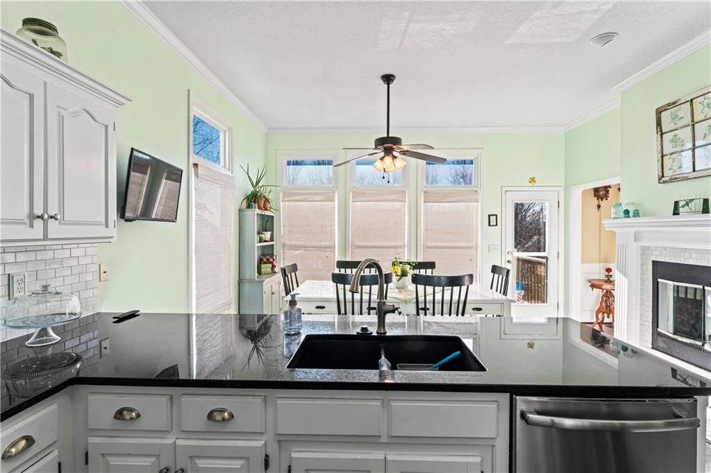 9816 N Hedges Street — photo 14