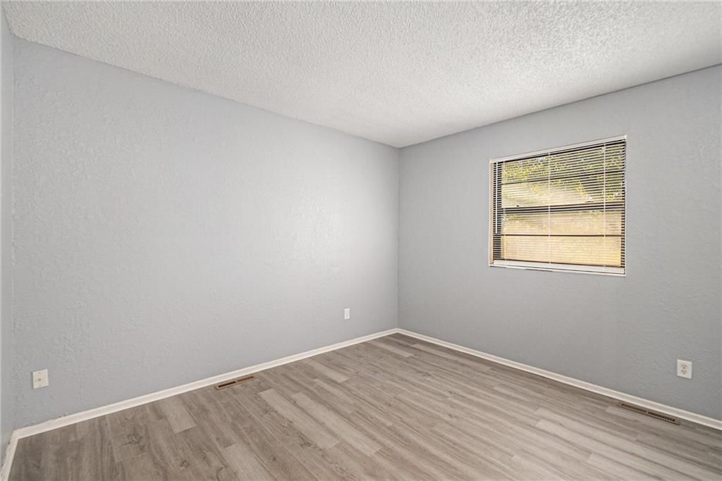 1601 NW Amesbury Road — photo 7