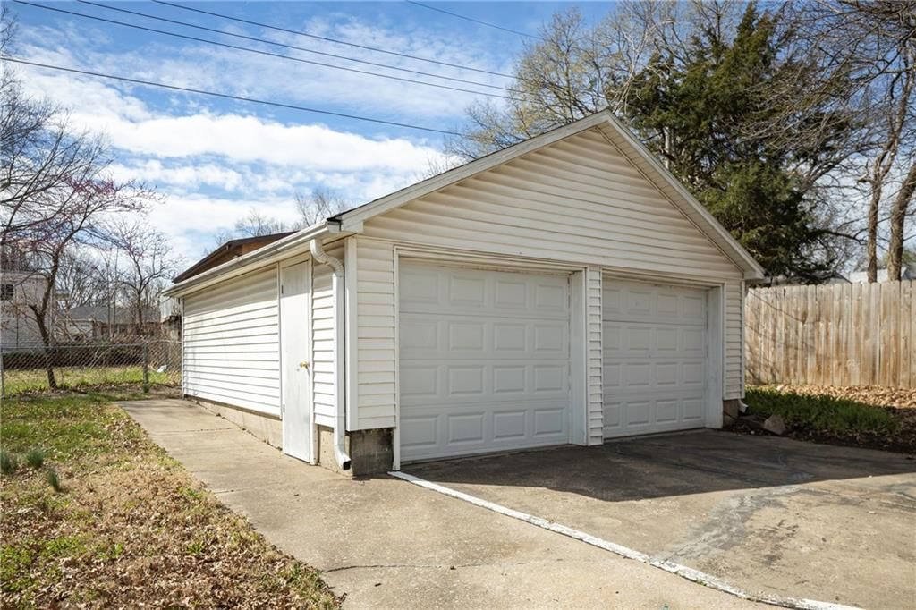 512 Grover Street — photo 40
