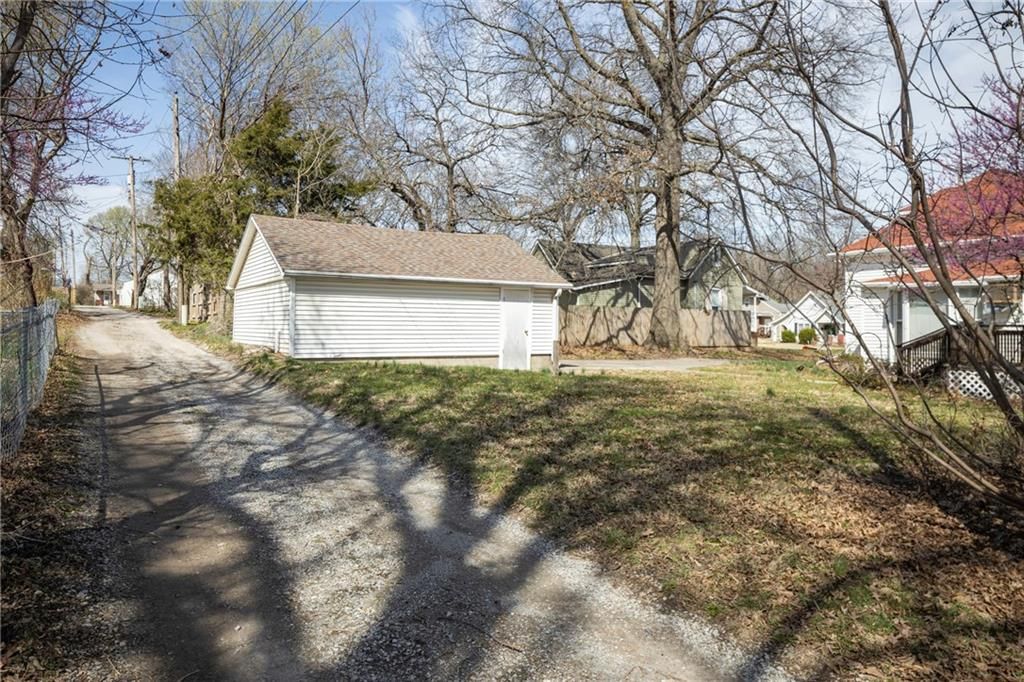 512 Grover Street — photo 45