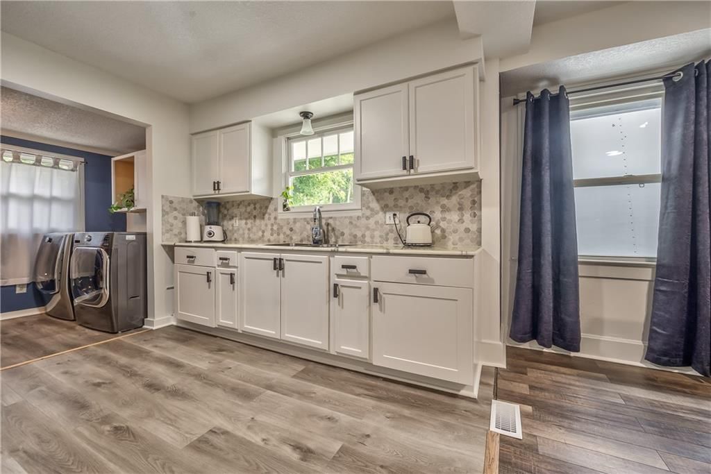 Photo 7 of 29 - 2937 N 27th Street