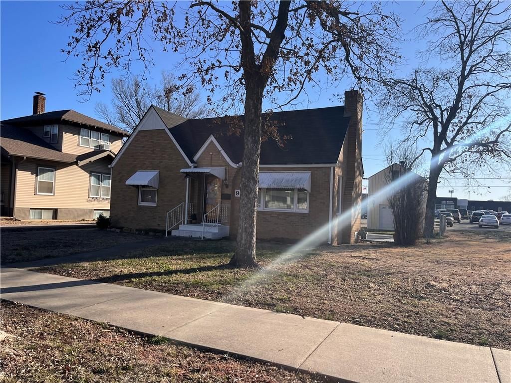 915 S National Street — photo 2