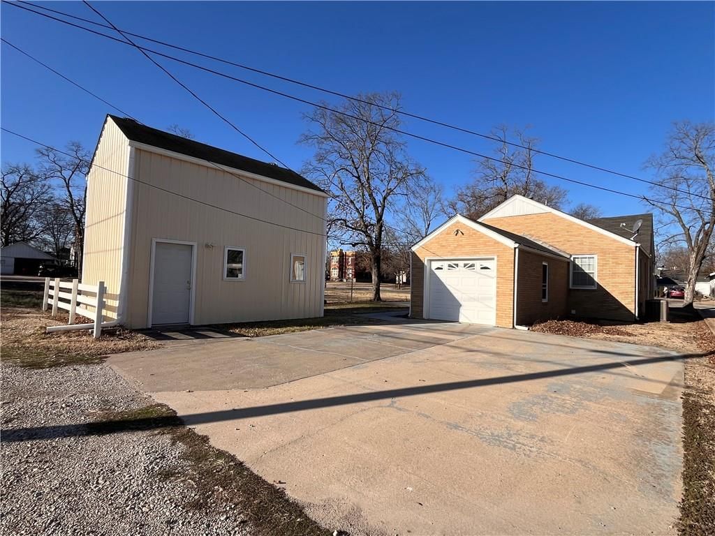 915 S National Street — photo 12