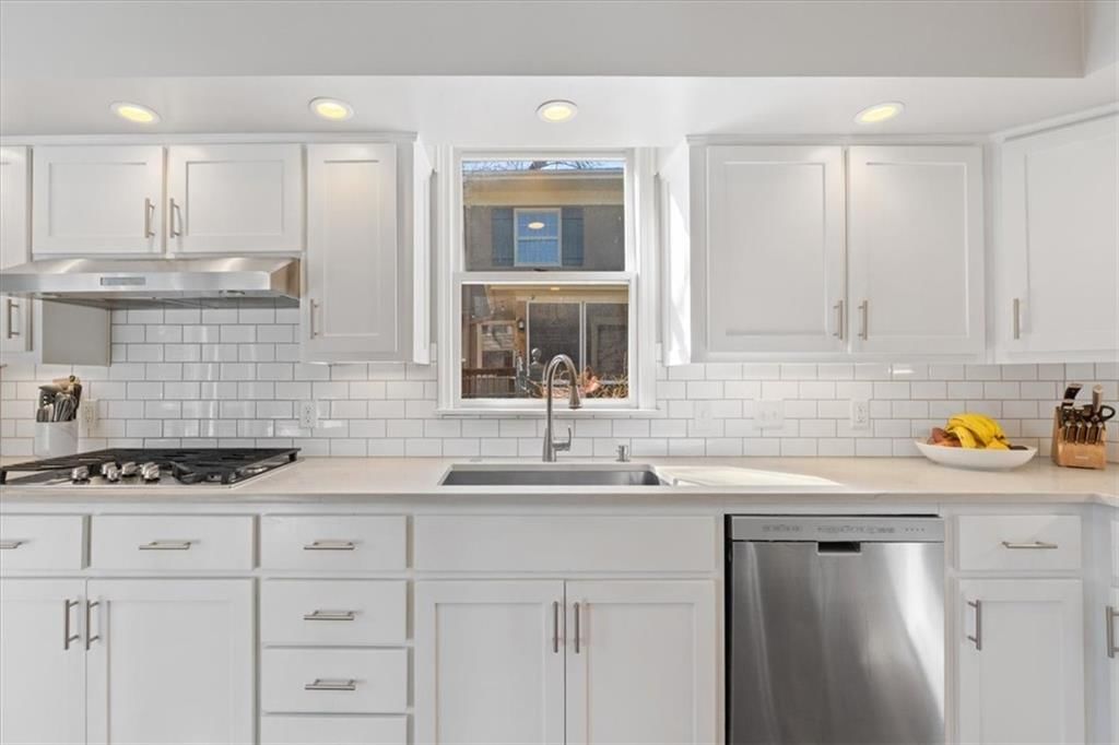 631 W 61st Street — photo 18