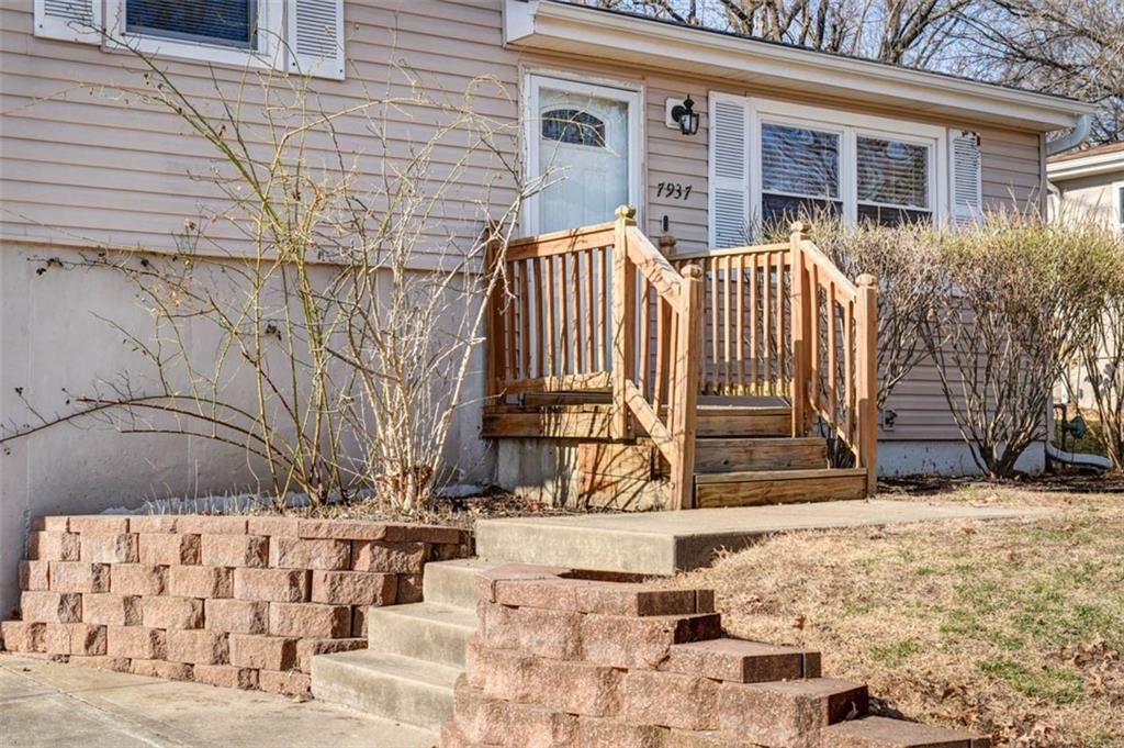 7937 NE 55th Street — photo 2