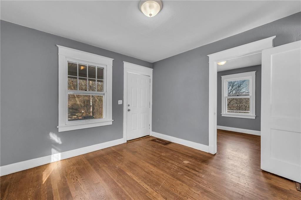 2923 Kensington Avenue — photo 2