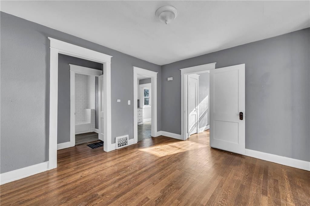 2923 Kensington Avenue — photo 7