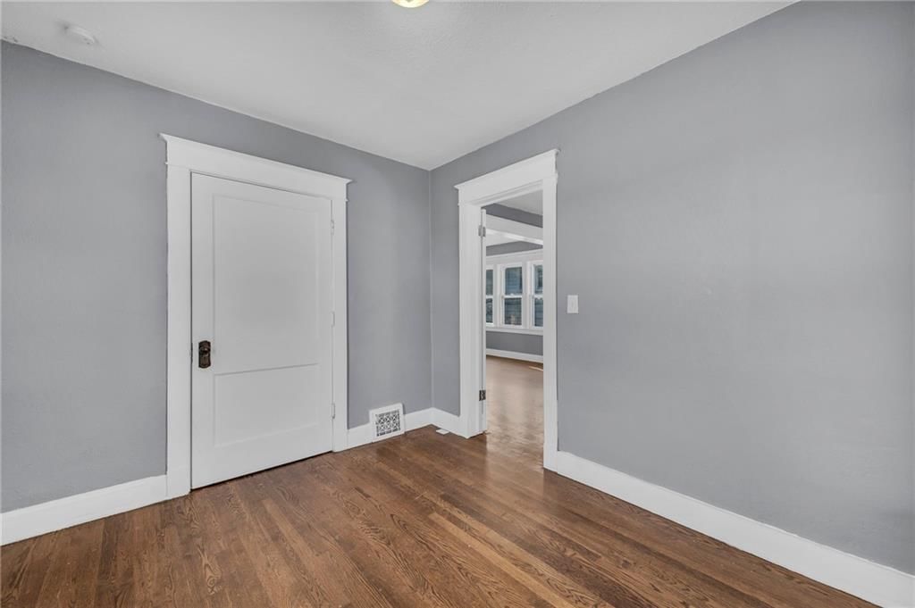 2923 Kensington Avenue — photo 17