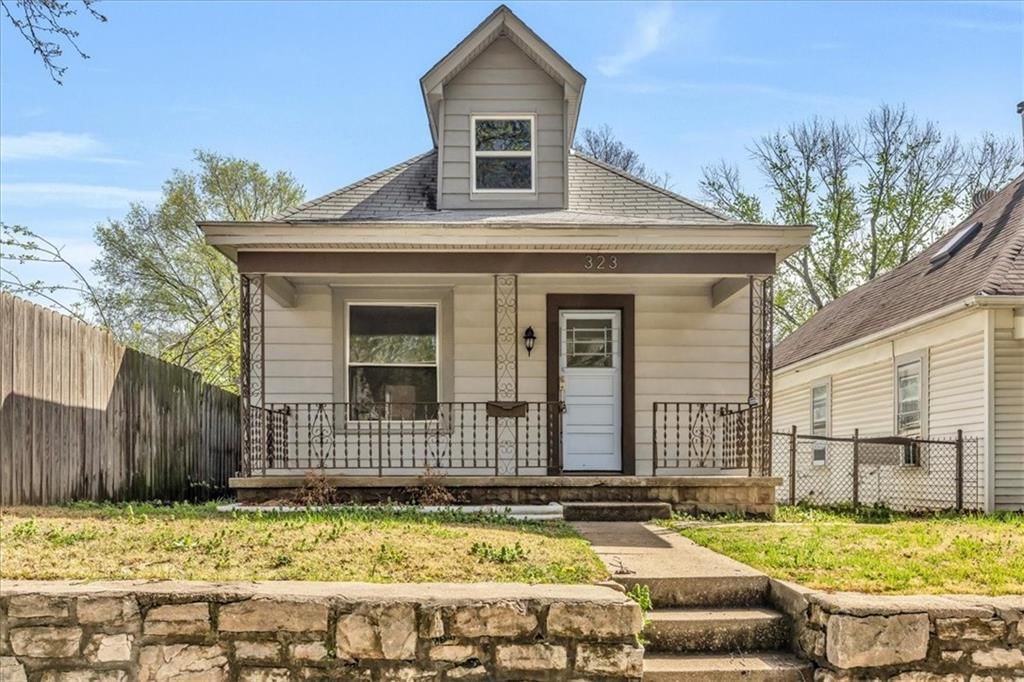 323 Lawndale Avenue — photo 2