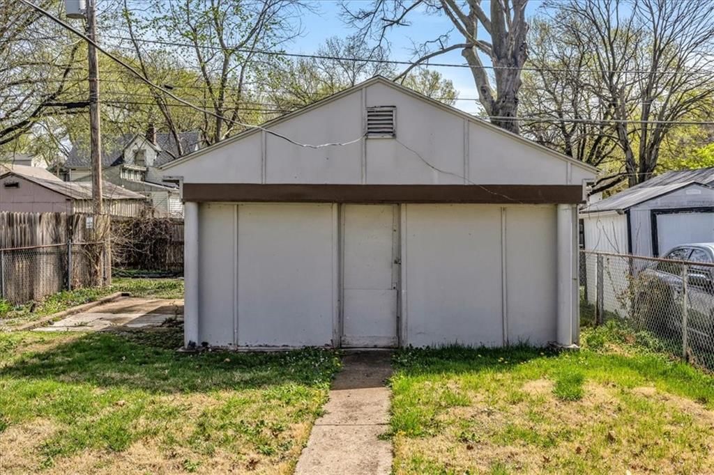 323 Lawndale Avenue — photo 23