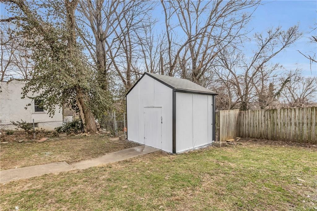 5567 Farrow Avenue — photo 24