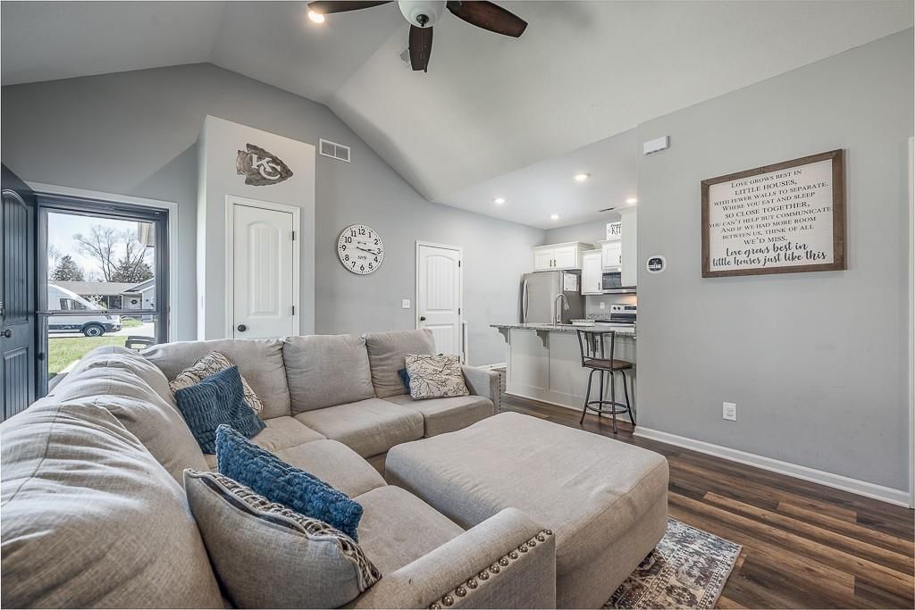 1301 E Joles Drive — photo 8