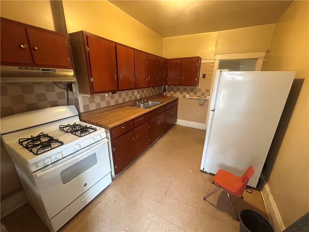 1009-1011 Brooklyn Avenue — photo 11
