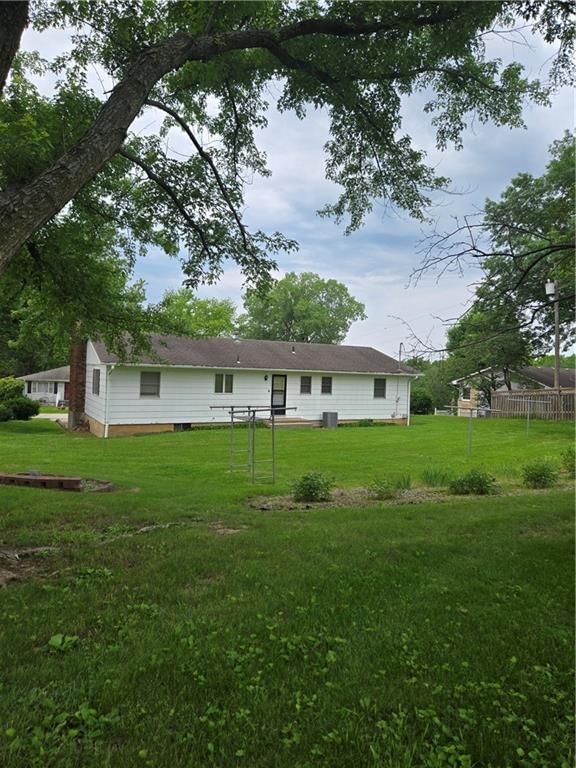 Photo 4 of 43 - 2213 Millwood Drive