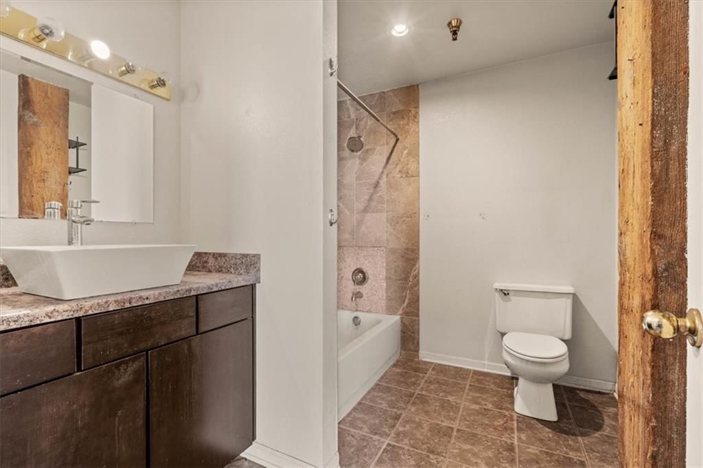 308 W 8th Street — photo 16