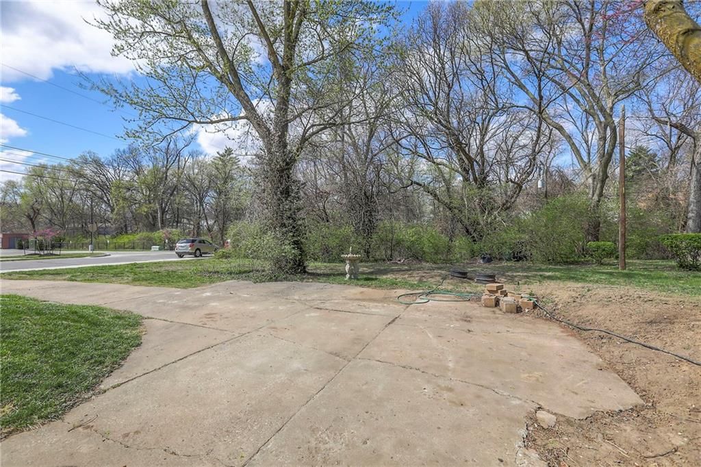 5302 N Woodland Avenue — photo 39