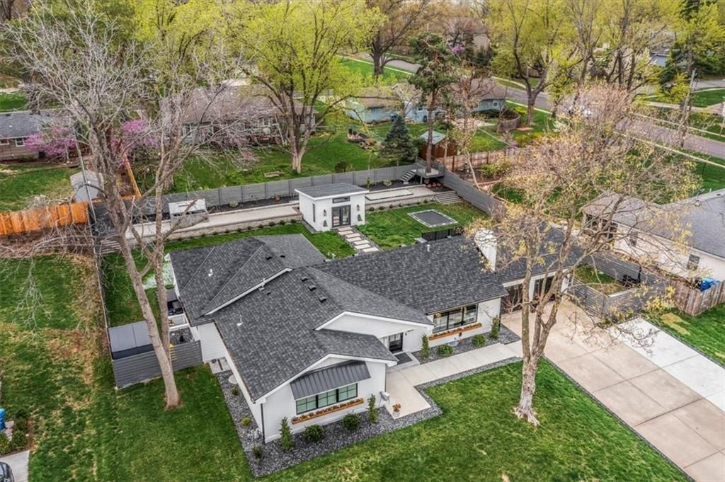 8221 Beverly Drive — photo 2
