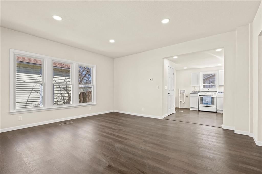 Photo 5 of 24 - 234 W 7th Street