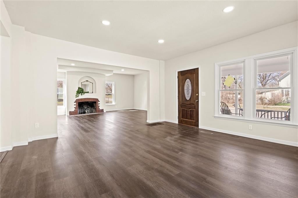 Photo 6 of 24 - 234 W 7th Street