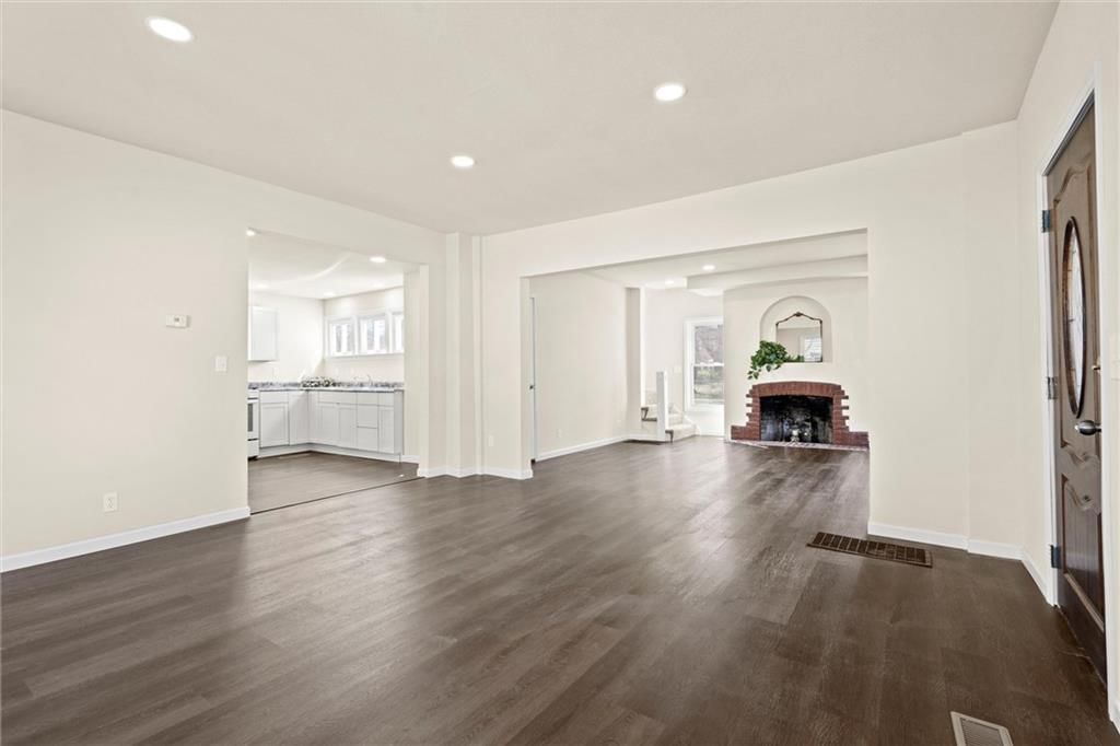 Photo 7 of 24 - 234 W 7th Street