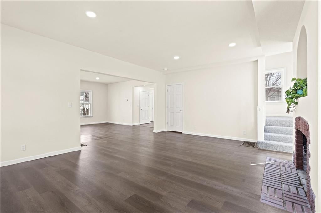 Photo 9 of 24 - 234 W 7th Street