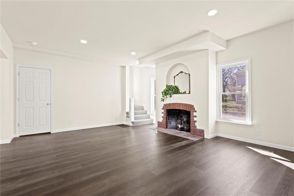 Photo 10 of 24 - 234 W 7th Street