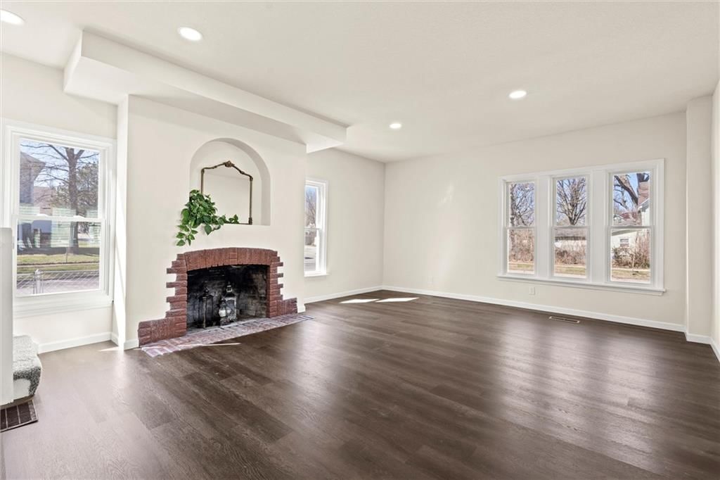 Photo 11 of 24 - 234 W 7th Street