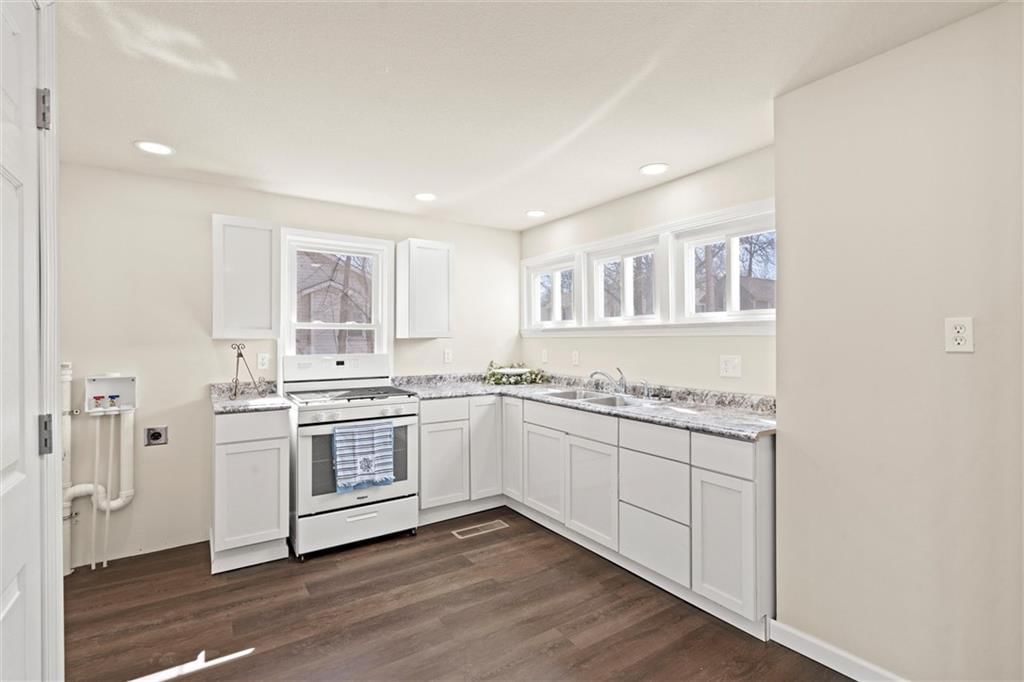Photo 12 of 24 - 234 W 7th Street