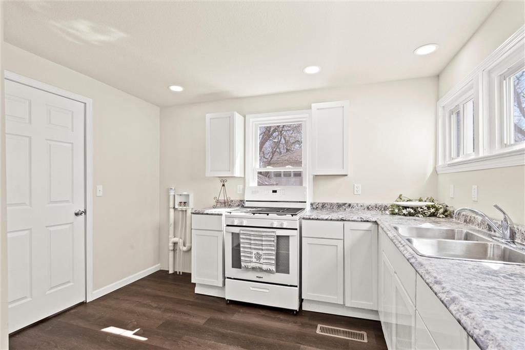 Photo 13 of 24 - 234 W 7th Street