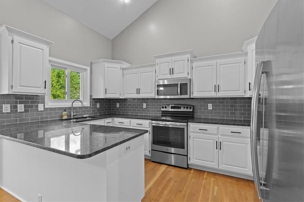 7732 N Nodaway Avenue — photo 11