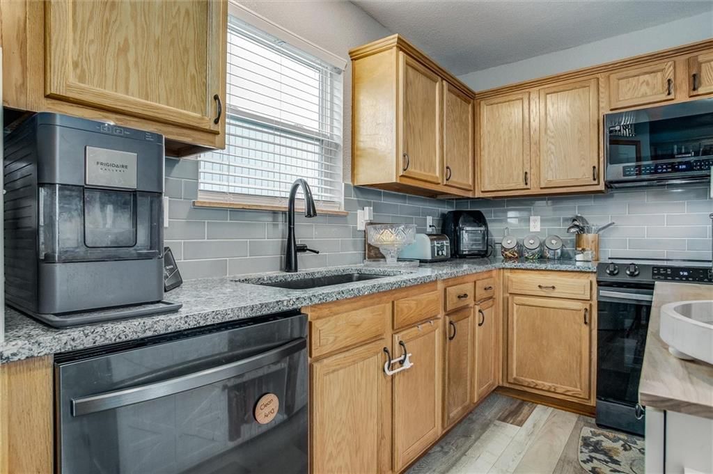 400 NE Coldwater Creek Drive — photo 10