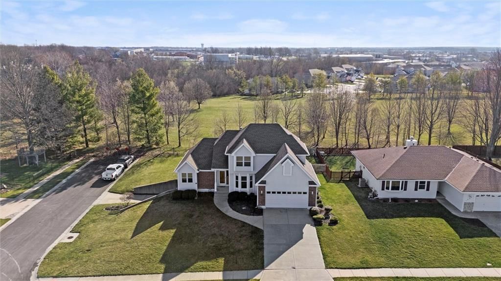 Photo 2 of 37 - 1549 SW Fredrick Drive
