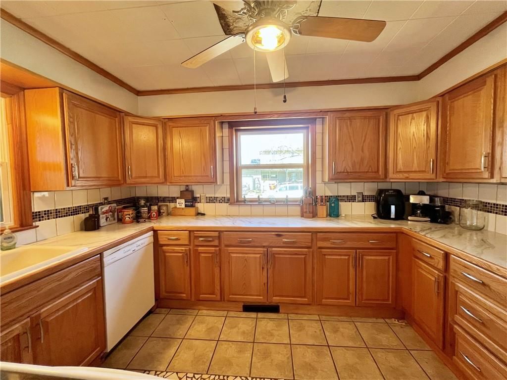 1811 N Locust Street — photo 7