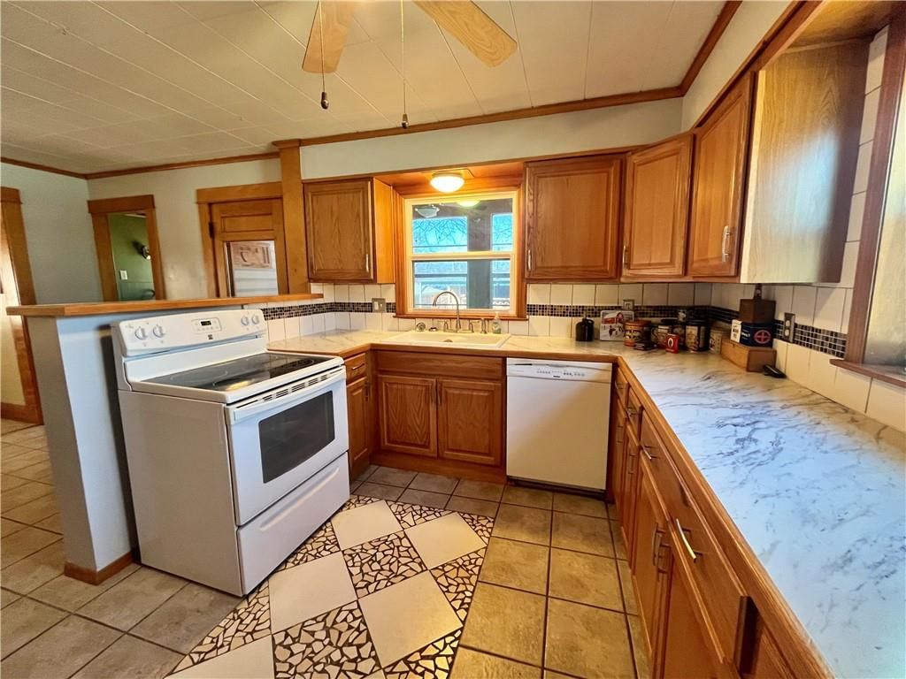 1811 N Locust Street — photo 8