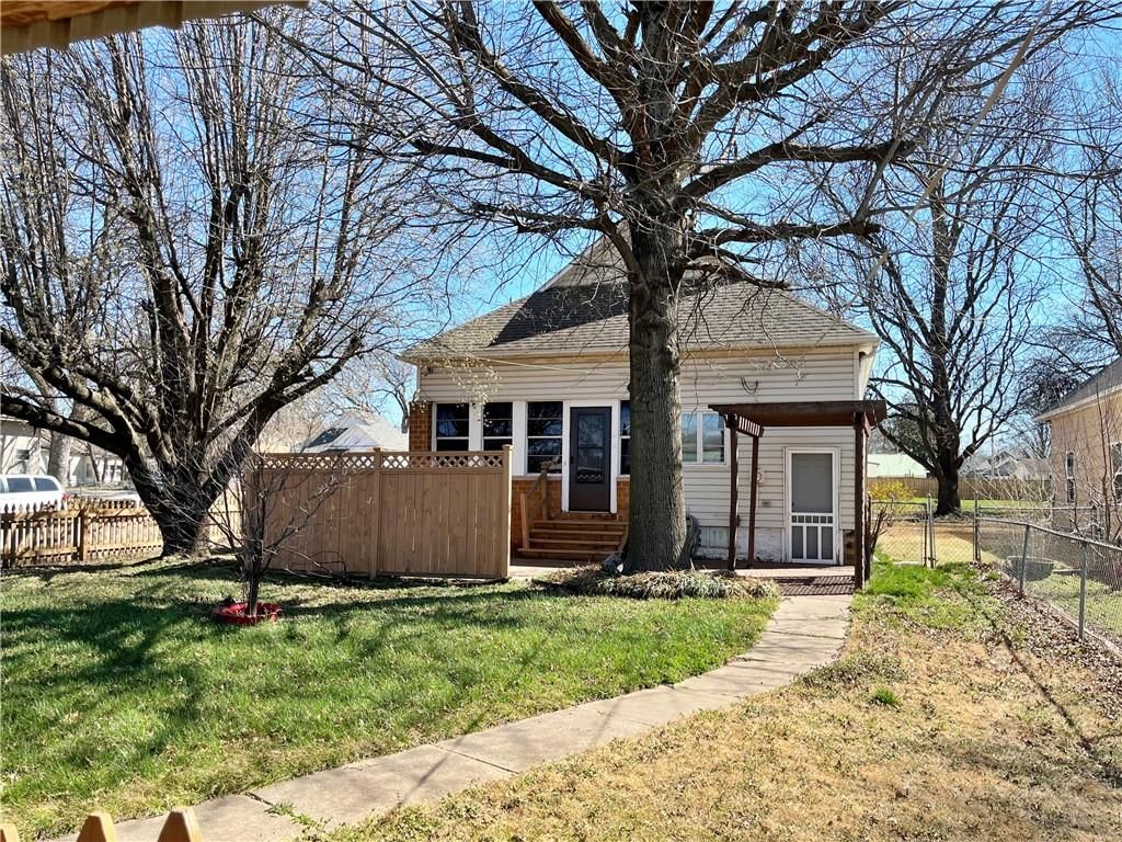 1811 N Locust Street — photo 22