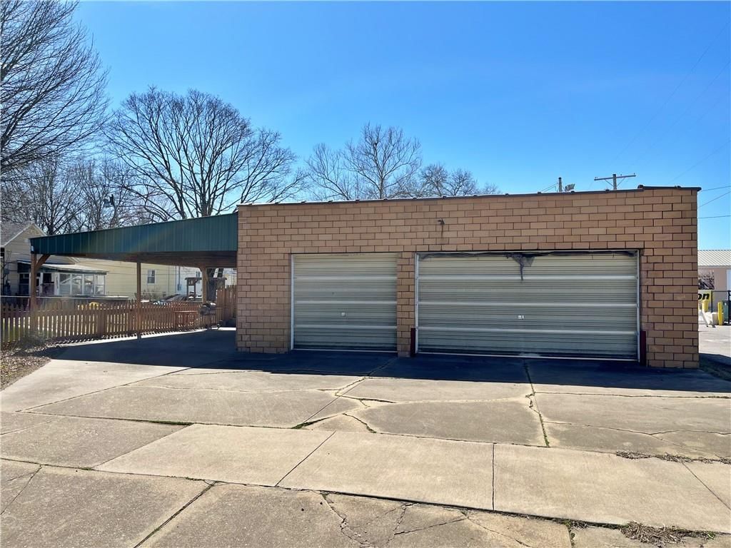 1811 N Locust Street — photo 23