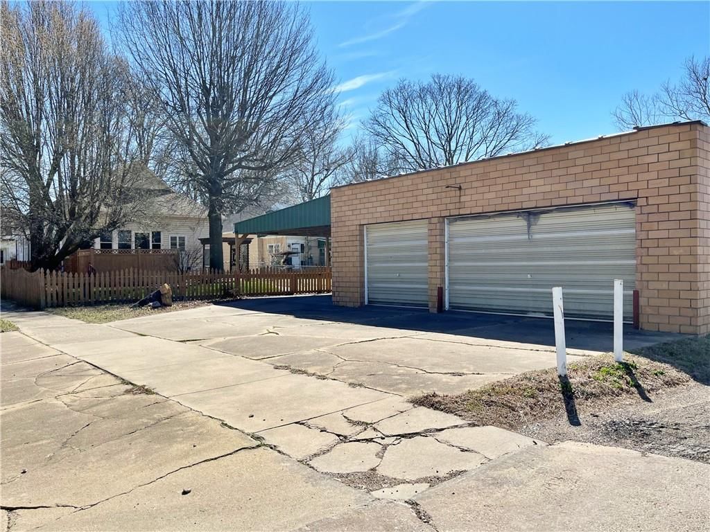 1811 N Locust Street — photo 24