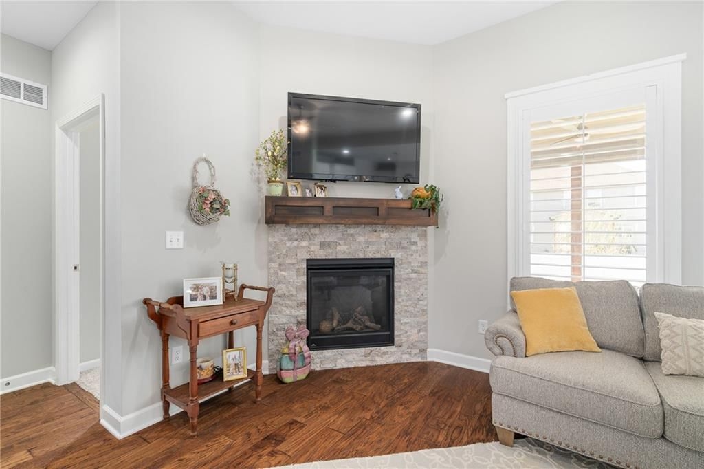 1295 NW Crestwood Drive — photo 9