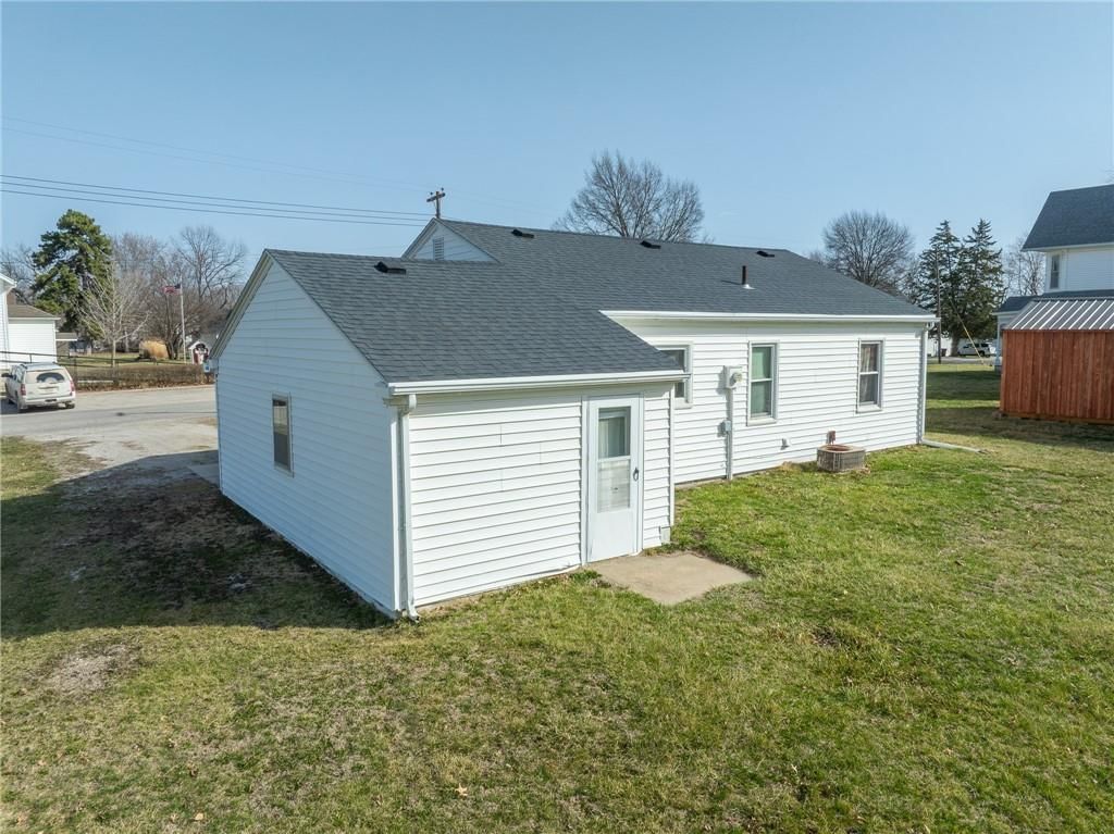 Photo 8 of 29 - 202 E Middle Street