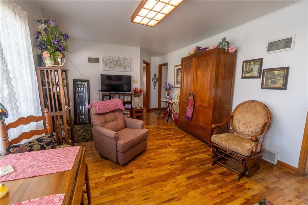 Photo 11 of 29 - 202 E Middle Street