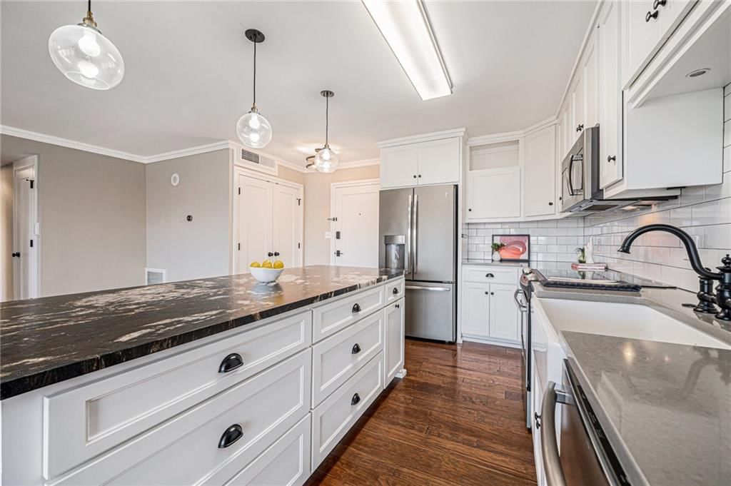 4545 Wornall Road — photo 9