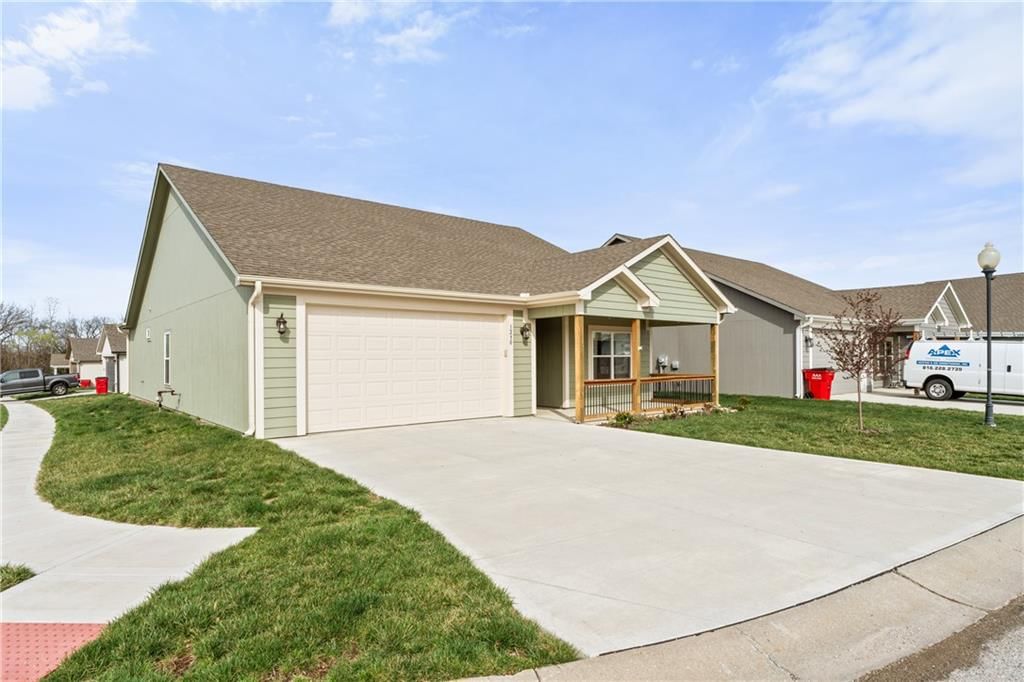 1210 NE White Oaks Lane — photo 3